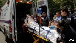 因纽约中央公园爆炸所受伤的男子被抬入救护车(2016年7月3日)
