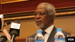 Kofi Annan akizungumza na waandishi wa habari katika moja ya mikutano.