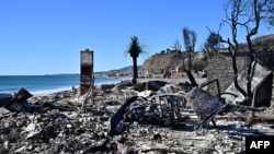 La imagen muestra una propiedad frente a la playa destruida por el incendio de Palisades a lo largo de la Pacific Coast Highway en Malibú, California, el 12 de enero de 2025.