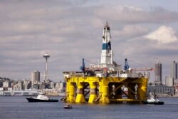 Rig pengeboran minyak Royal Dutch Shell, Polar Pioneer, saat ditarik ke dermaga di Elliott Bay, Seattle. (Foto: dok).