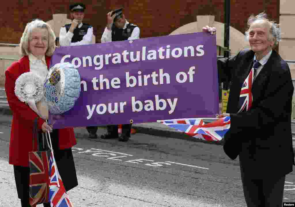 Buenos deseos para los duques de Cambridge, William y Kate y el recién nacido príncipe de Cambridge, en un cartel desplegado frente al Hospital St. Mary.