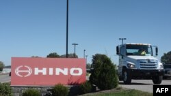 Un camion passe devant un panneau de Hino, à Williamstown, Virginie occidentale, le 27 octobre 2017.
