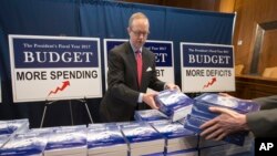 9일 미국 의회 예산위원회 관계자들이 오바마 행정부의 2017년 회계년도 예산안을 비치하고 있다.