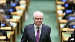 ARSIP - Dubes Rusia untuk PBB, Vitaly Churkin, kembali ke kursinya setelah mengeluarkan pernyataan terkait penunjukkan Sekjen PBB yang baru, Antonio Guterres dari Portugal di markas besar PBB (13/10/2016). New York, New York. (foto: AP Photo/Seth Wenig)