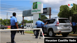 Agentes policiales retienen y fotgrafían al periodista y opositor Miguel Mora al salir de un evento en un hotel en Managua. [Foto: Miguel Bravo, VOA]