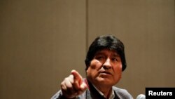 El expresidente boliviano Evo Morales acusó en una conferencia de prensa en México el 20 de noviembre de 2019 al gobierno interino de usar una fuerza excesiva contra manifestantes pacíficos. 