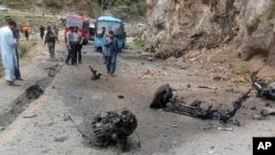 一名自杀式炸弹袭击者3月26日将一辆汽车撞向在巴基斯坦西北部大坝项目工作的中国工程人员车队，造成5名中国人，其中包括4 名是建筑工人和1名工程师，以及1名巴基斯坦司机死亡。