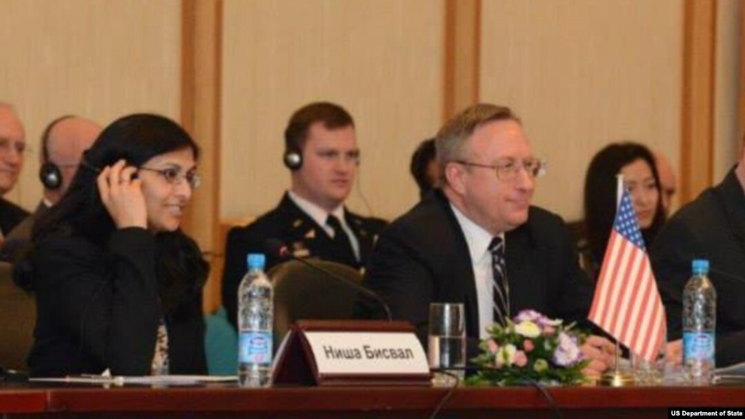 AQSh Davlat kotibining Janubiy va Markaziy Osiyo bo'yicha muovini Nisha Bisvol va Toshkentda elchilikni yakunlayotgan Jorj Krol inson huquqlari va demokratiya targ'iboti chetda qolmagan deb keladi. Biroq amalda natijasini ko'rinmayapti, deydi huquq himoyachilari. 