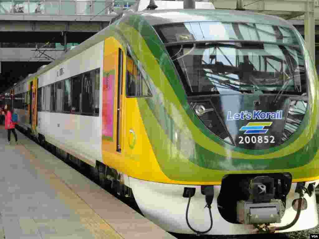 Kereta-O di Stasiun Seoul, Korea Selatan (9/5). Kereta listrik ini berjalan empat kali sehari, mengitari jalur sepanjang 257 kilometer selama lima jam dengan pemberhentian di 13 stasiun.&nbsp;(VOA/R. Kalden)