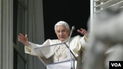 Paus Benediktus XVI memberikan pesan di Vatikan.