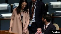 PM Selandia Baru, Jacinda Ardern menghampiri bayinya Neve dan partnernya Clarke Gayford, seusai memberikan sambutan pada KTT Perdamaian Nelson Mandela, Sidang Majelis Umum ke-73 di New York, AS, 24 September 2018. (Foto: dok).