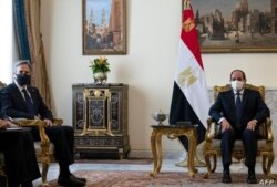 El secretario de Estado de Estados Unidos, Antony Blinken, a la izquierda, se reúne con el presidente de Egipto, Abdel-Fattah el-Sissi, en el Palacio Presidencial de Heliópolis el 26 de mayo de 2021.