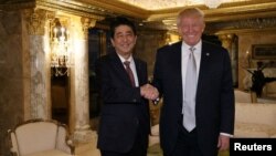  Japan's Prime Minister Shinzo Abe meets with U.S. President-elect Donald Trump (R) at Trump Tower in Manhattan, New York, U.S., November 17, 2016. Cabinet Public Relations Office/HANDOUT via Reuters