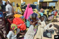 Anak-anak dan perempuan yang diselamatkan oleh tentara Nigeria dari ekstremis Boko Haram di Nigeria timur laut tiba di sebuah fasilitas militer di Maiduguri, Nigeria, July 30, 2015.