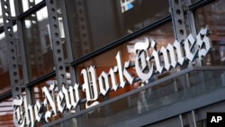 En esta imagen del jueves 6 de mayo de 2021, un cartel del New York Times se ve en la fachada de su edificio en Nueva York.