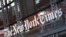 En esta imagen del jueves 6 de mayo de 2021, un cartel del New York Times se ve en la fachada de su edificio en Nueva York.
