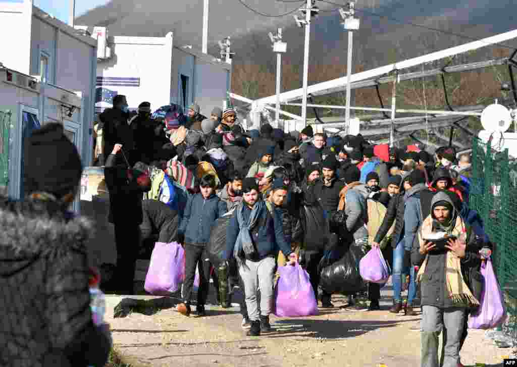 보스니아 이주민들이 리파 난민 캠프를 떠나고 있다. 리파 난민 캠프에서 지난 23일 대형 화제가 발생해 이주민들이 거주지를 잃었다. 