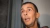 Mohamed Abdeslam yana jawabi ga &#39;yan jarida a kofar gidansu dake unguwar Molenbeek ta Brussels, litinin 16 Nuwamba, 2015. &#39;Yan sanda sun sako shi bayan da suka kama shi a karshen mako, kuma yayi magana kan dan&#39;uwansa Ibrahim da ya mutu a harin kunar-bakin-wake da kuma daya dan&#39;uwansa Salah wanda yanzu haka ake farautarsa a bayan harin Paris.