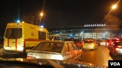 Mobil-mobil terlihat di depan bandara Domodedovo di Moskow, Senin (1/24).