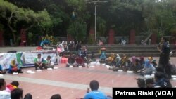 Puluhan mahasiswa dari berbagai elemen mendekalarasikan Pemuda Damai Jawa Timur di Taman Bungkul Surabaya, Minggu 19 November 2017, untuk memperingati Hari Toleransi Sedunia.