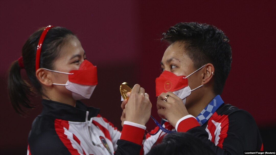 Peraih medali emas ganda putri bulu tangkis Olimpiade Tokyo 2020, Greysia Polii dari Indonesia dan Apriyani Rahayu.(Foto: REUTERS/Leonhard Foeger)