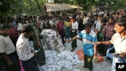 ရခုိင္ျပည္နယ္တြင္း မူဆလင္ ဒုကၡသည္စခန္းအတြင္း အကူအညီပစၥည္းေတြ ေပးေဝေနစဥ္။ (ႏိုဝင္ဘာလ ၁၀၊ ၂၀၁၂)