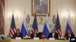 左起: 俄罗斯国防部长谢尔盖·绍伊古,俄罗斯外长拉夫罗夫, 国务卿约翰·克里, 国防部长哈格尔2013年8月9日在华盛顿的美国国务院