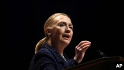 Sekretèdeta Hillary Rodham Clinton (foto achiv 6 desanm 2012 pandan yon diskou nan vil Dublin, Irelande)