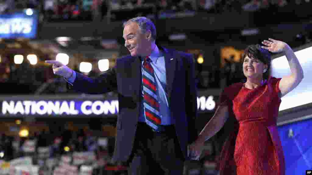 Le colistier d’Hillary Clinton, le sénateur démocrate Tim Kaine salue le public avec sa femme après avoir prononcé son discours au cours de la troisième journée de la Convention nationale démocrate à Philadelphie, 27 juillet 2016. (AP Photo / J. Scott App