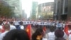 千余人围堵在北京市金融街的中国证监会门口，他们统一身穿背后写有“泛亚诈骗，血本无归，还我血汗钱”的白体恤，手举“请中央审查云南，清算泛亚”的标语。
