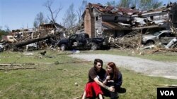 Nathaniel Ramey ofrece apoyo a Megan Hurst, después de que un toprnado destruyera la casa de su abuela en Askewville, Carolina del Norte.