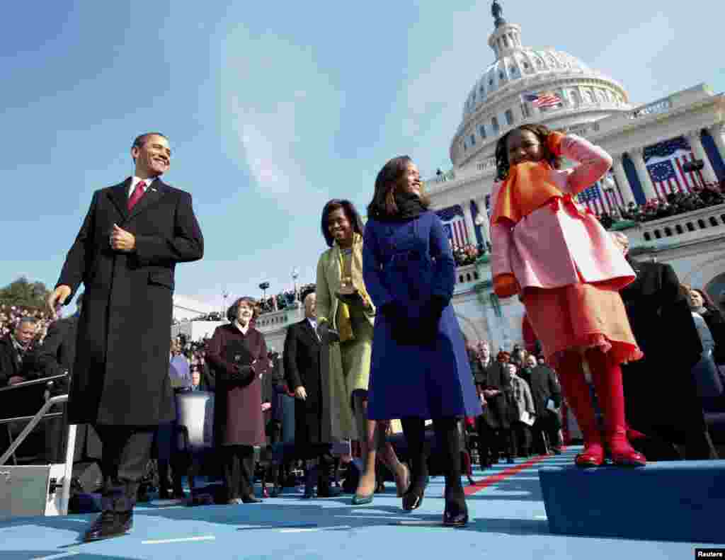 El presidente Barack Obama, su esposa Michelle y sus hijas se acercan al podio para su juramentaci&#243;n como presidente n&#250;mero 44 de EE.UU., el 20 de enero de 2009. 