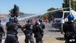 La police utilise un canon à eau lors d'une manifestation près du lycée Brackenfell, où une soirée dansante de fin d'année réservée aux Blancs aurait été organisée le mois dernier, au Cap, le 20 novembre 2020.