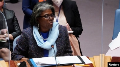 Ambasadorja amerikane Linda Thomas-Greenfield flet gjatë një takimi të Këshillit të Sigurimit të OKB-së