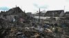 Tim penyelamat melakukan pencarian korban di lokasi bangunan tempat tinggal yang hancur akibat serangan drone Rusia di Zaporizhzhia, Ukraina, 28 Maret 2024. (REUTERS/Stringer)