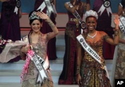 A nova Miss Indonesia 2011 Maria Selena (esq.) com Miss Universo, Leila Lopes, após a coroação.