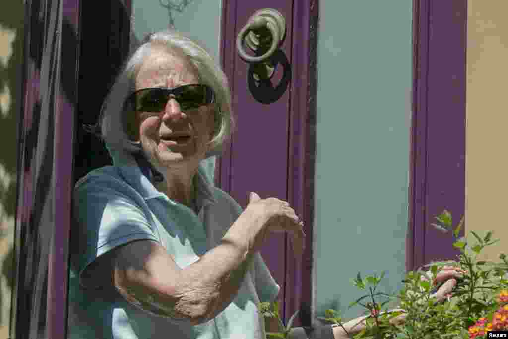 Nancy Curtis, mother of American journalist Peter Theo Curtis, briefly answers reporters&#39; questions outside her home in Cambridge, Massachusetts, Aug. 25, 2014.