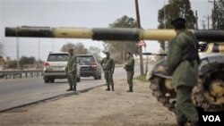 Soldados y tanque de la fuerza libia de elite, la brigada Khamis, liderada por el hijo menor de Gadhafi, Khamis Gadhafi, en Harshan, a 10 kilómetros de Zawiya.