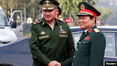 Bộ trưởng Quốc phòng Nga Sergei Shoigu bắt tay Bộ trưởng Quốc phòng Việt Nam Ngô Xuân Lịch tại Hà Nội ngày 23/1/2018.