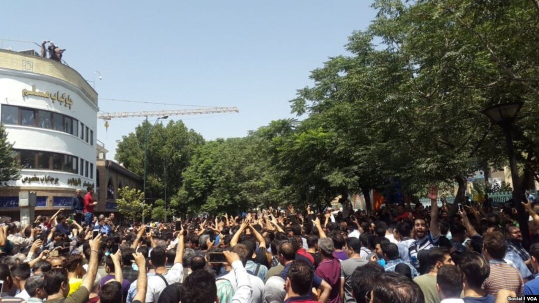 Ratusan warga Iran berunjuk rasa memprotes pemerintah di Tehran, dalam demonstrasi terbesar dalam beberapa tahun, 25 Juni 2018.