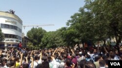 Ratusan warga Iran berunjuk rasa memprotes pemerintah di Tehran, dalam demonstrasi terbesar dalam beberapa tahun, 25 Juni 2018.