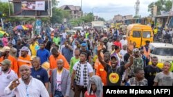 Des partisans de la coalition d'opposition Lamuka participent à une manifestation anti-gouvernementale dans le district de Ngiri-ngiri à Kinshasa, le 13 novembre 2021.