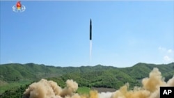 Hình ảnh chụp từ video bản tin do đài truyền hình trung ương Bắc Triều Tiên chiếu vào ngày thứ Ba, ngày 4 tháng 7, 2017, cho thấy thứ được nói là phi đạn đạn đạo liên lục địa Hwasong-14. 