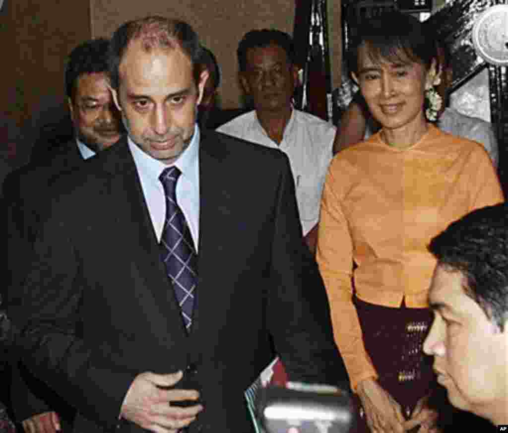 ျမန္မာ့ဒီမိုကေရစီ ေခါင္းေဆာင္ ေဒၚေအာင္ဆန္းစုၾကည္ႏွင့္ ကုလသမဂၢ လူ႔အခြင့္အေရး အထူးကိုယ္စားလွယ္ မစၥတာ ကင္တားနားတုိ႔ ေတြ႕ဆုံစဥ္။ ၾသဂုတ္ ၂၄၊ ၂၀၁၁။