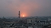 2023年12月5日，在加沙地带南部拉法拍摄的这张照片显示，以色列和哈马斯武装分子之间的战斗仍在继续，汗尤尼斯发生爆炸。（法新社照片）