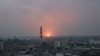 Fotografía tomada desde Rafah, en el sur de la Franja de Gaza, del 5 de diciembre de 2023, muestra una explosión en Khan Yunis mientras continúan las batallas entre Israel y los militantes de Hamás. 