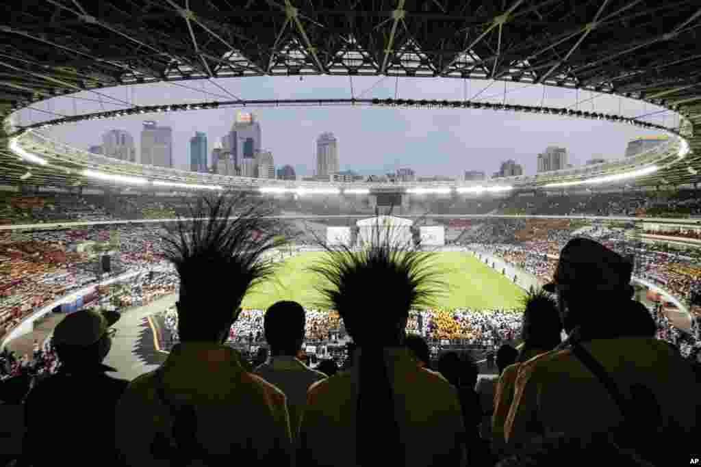 Umat ​​Katolik menghadiri misa kudus yang dipimpin oleh Paus Fransiskus di Stadion Gelora Bung Karno, Jakarta, hari Kamis 5 September 2024. (AP)&nbsp;