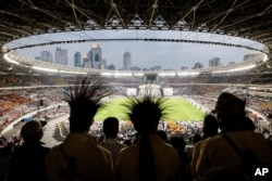 Umat Katolik menghadiri misa kudus yang dipimpin Paus Fransiskus di Stadion Utama Gelora Bung Karno, Jakarta, 5 September 2024. (Foto: via AP)