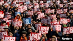 Demonstran menuntut Presiden Korea Selatan Park Geun-hye mengundurkan diri di tengah kota Seoul, Korea Selatan, 12 November 2016.