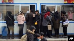 North Koreans lineup at a food queue in Pyongyang (File)